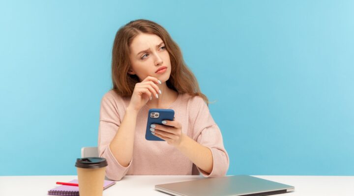 banner design thinking mujer pensando multimedia sobre escritorio con fondo celeste