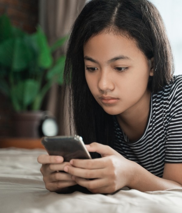 chica polinésica revisando su celular
