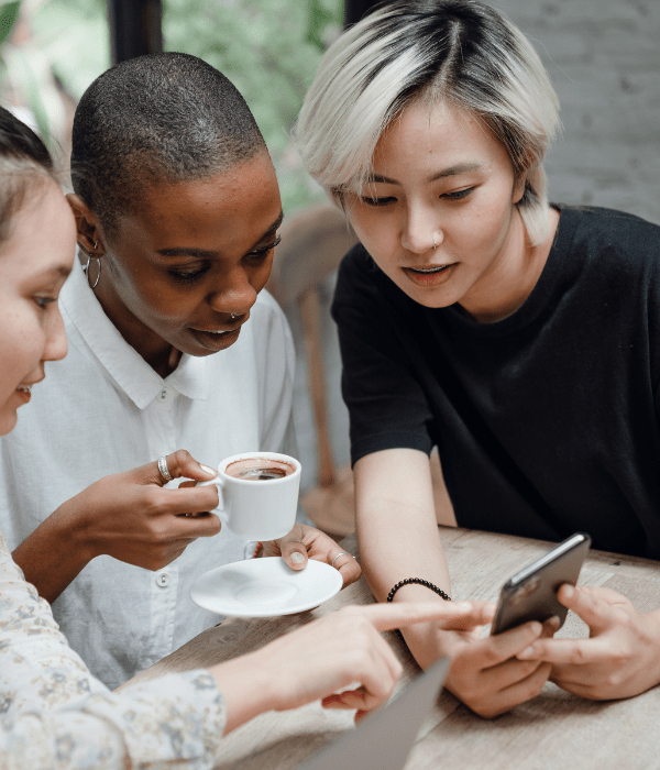 adolescentes revisando sus redes sociales
