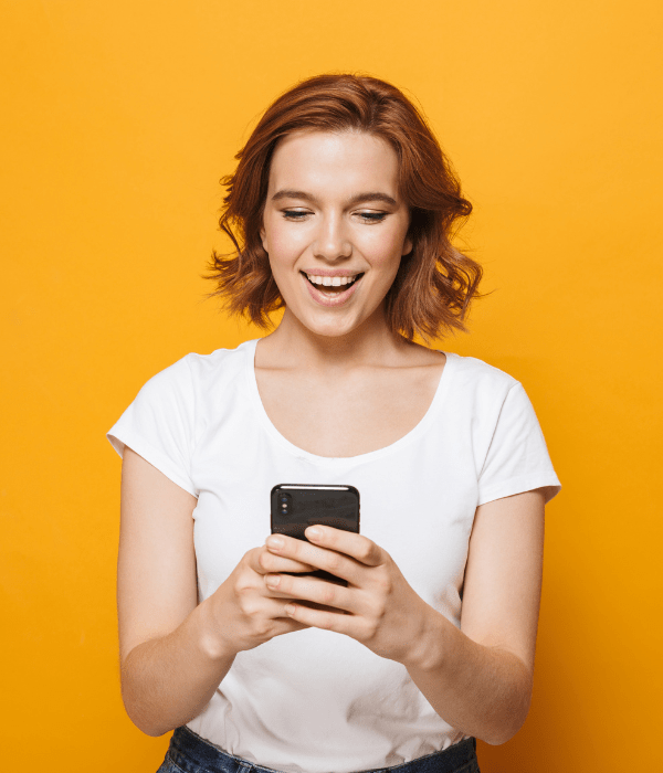 Persona navegando contenta en RRSS a través de un dispositivo