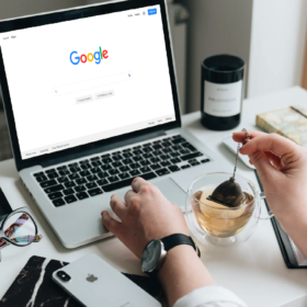 Persona trabajando en un escritorio con el navegador Google en su Macbook