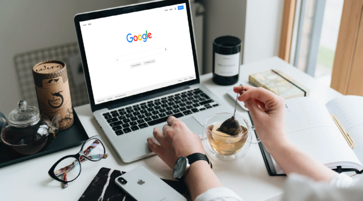 Persona trabajando en un escritorio con el navegador Google en su Macbook
