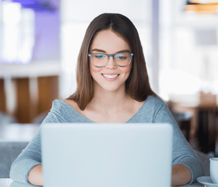 Mujer trabajando en un computador