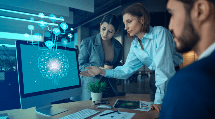 Personas viendo una pantalla con inteligencia artificial